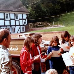 besichtigung einer schulklasse auf unserem bauernhof im sauerland