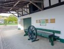 sitzgelegenheit auf dem hof mit wanderinfos