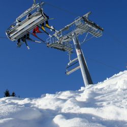 Skifahren im Winterurlaub im Sauerland zwischen Olpe und Winterberg.