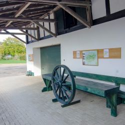 sitzgelegenheit auf dem hof mit wanderinfos